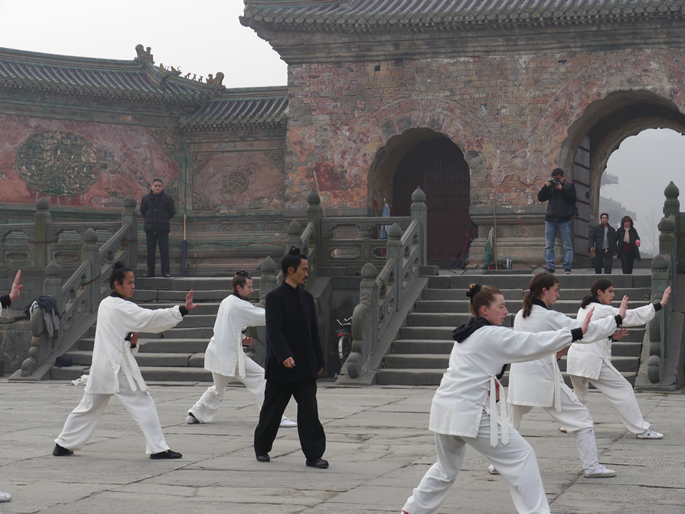 我馆的国外传统武术班学员为记者展示玄武拳